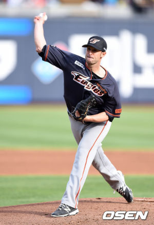 Alessandro Maestri Hanwha Eagles Casacca 48 (8)