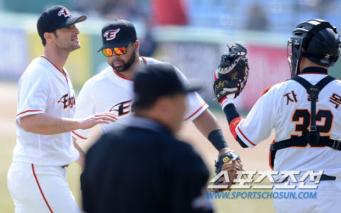 Alessandro Alex Maestri Hanwha Eagles Corea Baseball (9)